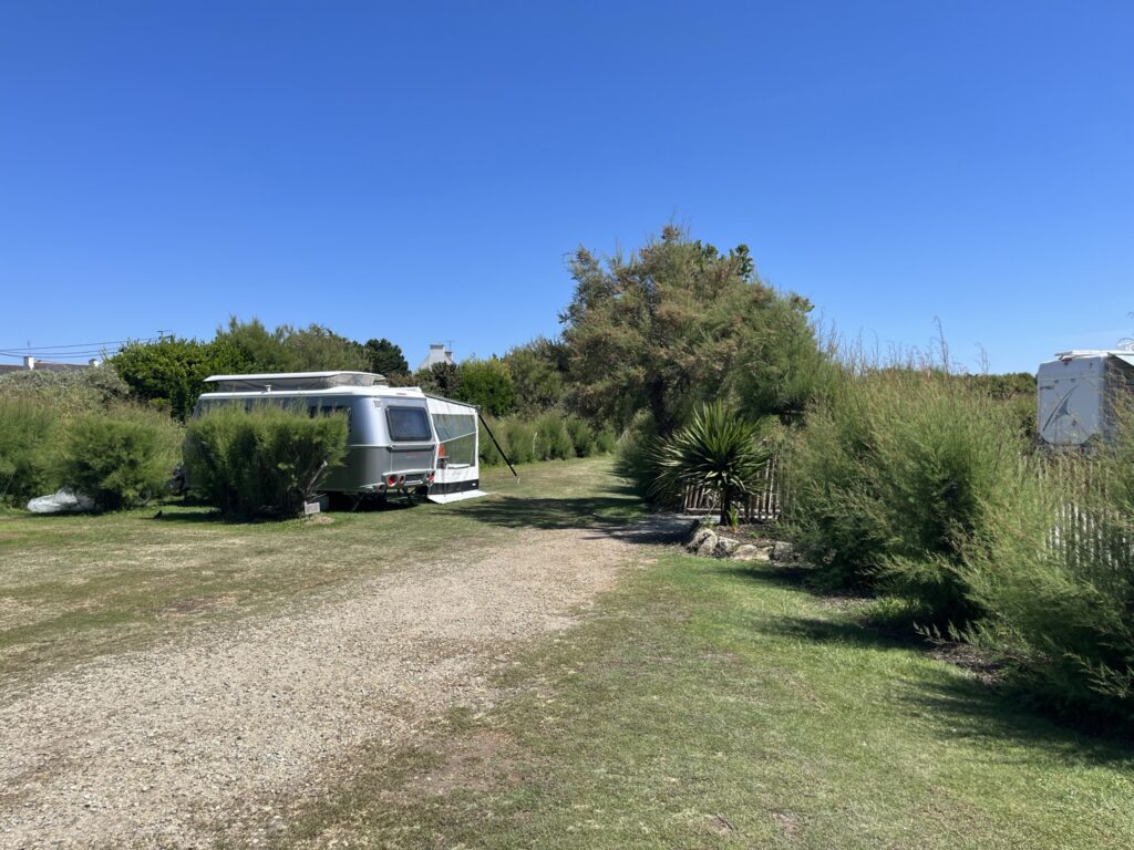 Emplacement tente et caravanes au camping des dunes à plobannalec lesconil dans le finistère